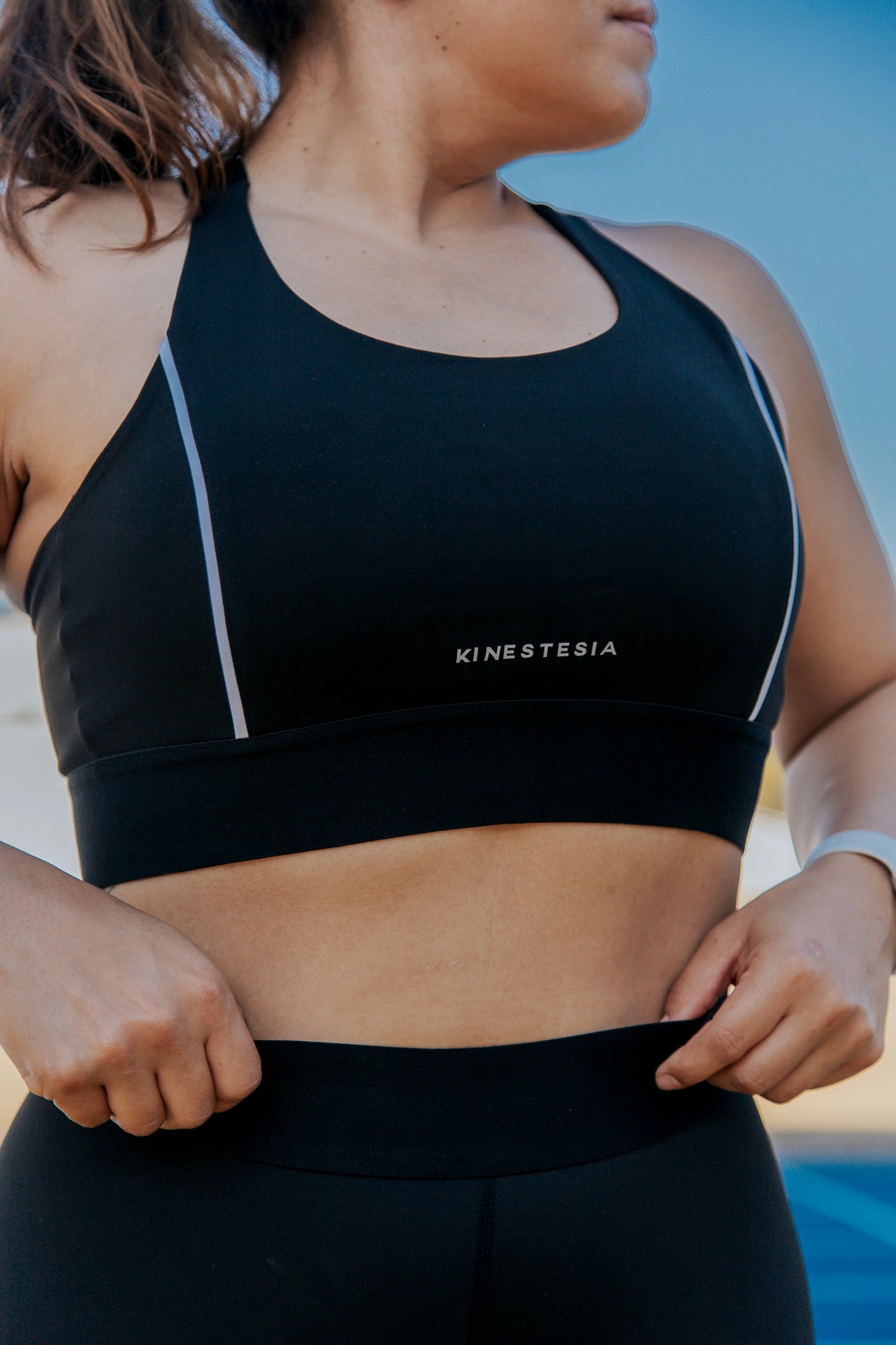SET TOP Y LEGGING NEGRO CON LÍNEAS BLANCAS DE MUJER