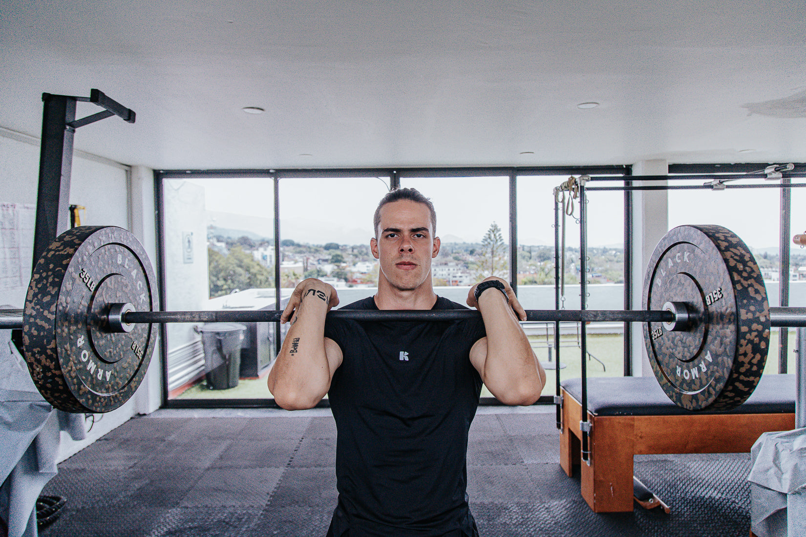 PLAYERA MANGA CORTA NEGRA PARA HOMBRE KINESTESIA BASIC