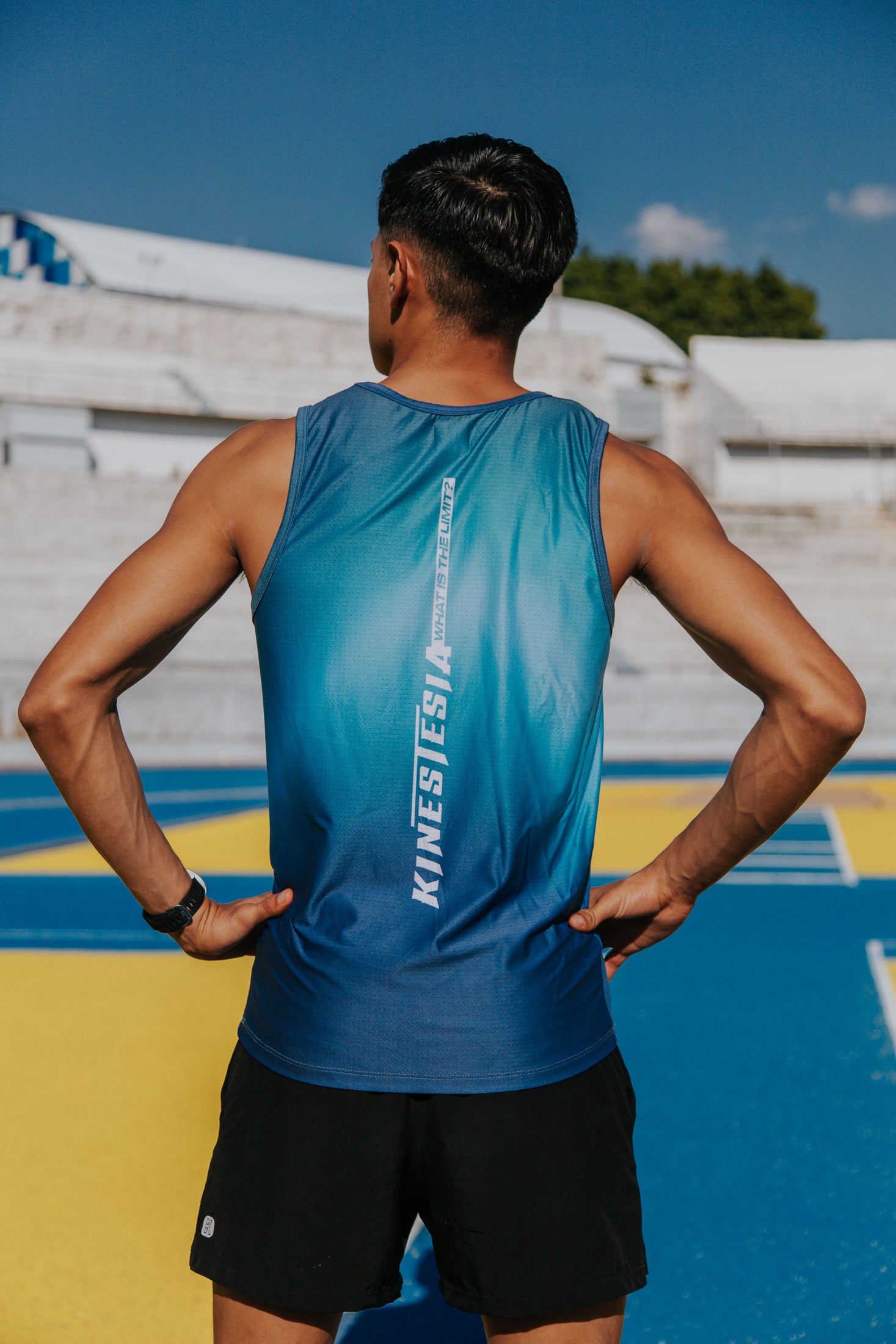 PLAYERA TANK SIN MANGAS AZUL CIELO DEGRADADO DE HOMBRE
