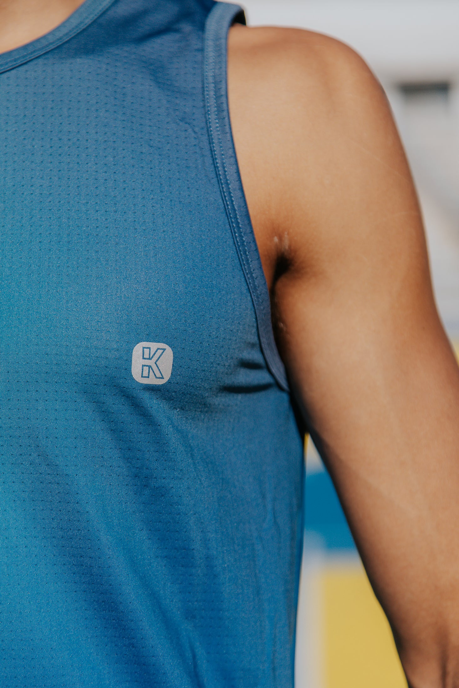 PLAYERA TANK SIN MANGAS AZUL CIELO DEGRADADO DE HOMBRE