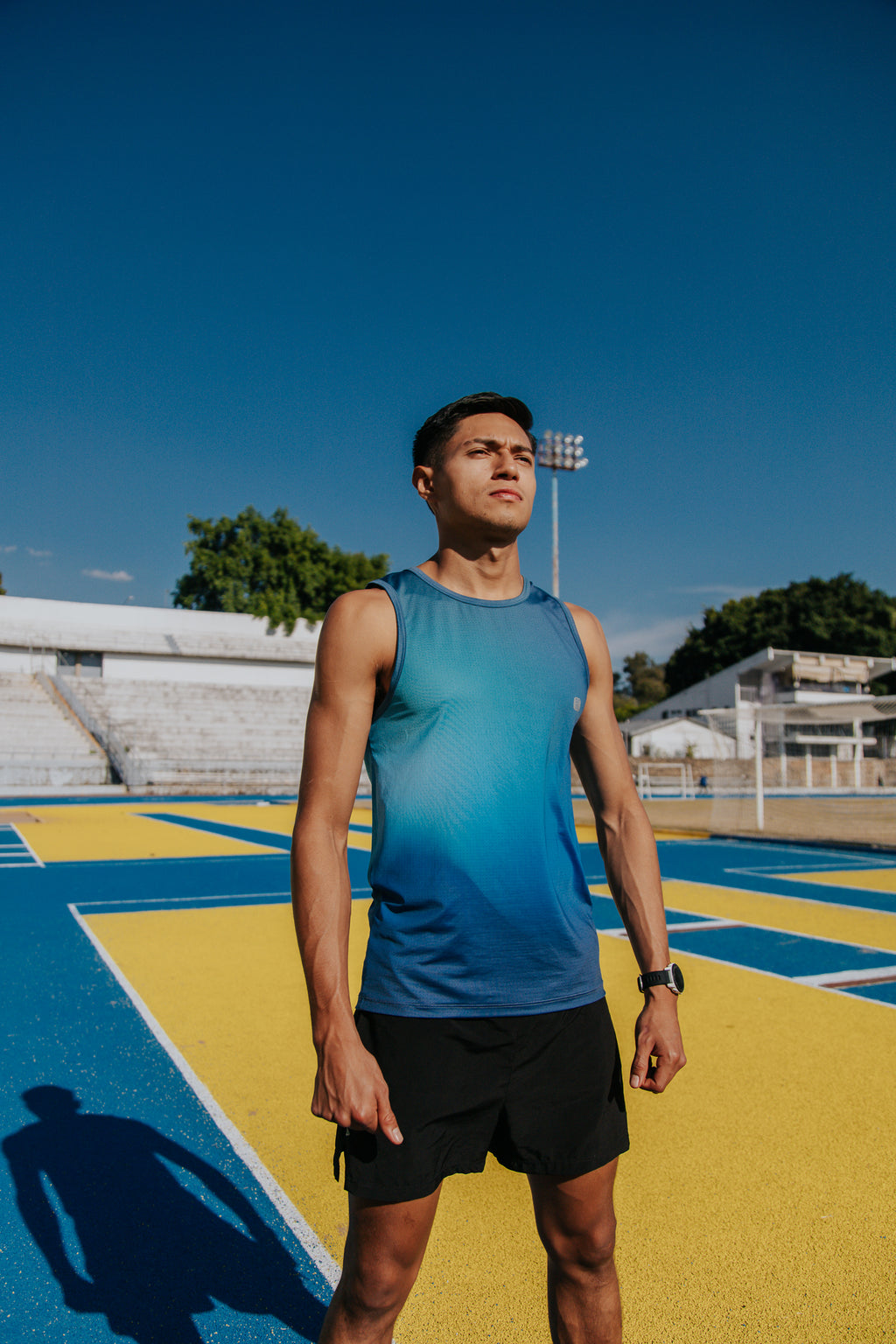 PLAYERA TANK SIN MANGAS AZUL CIELO DEGRADADO DE HOMBRE
