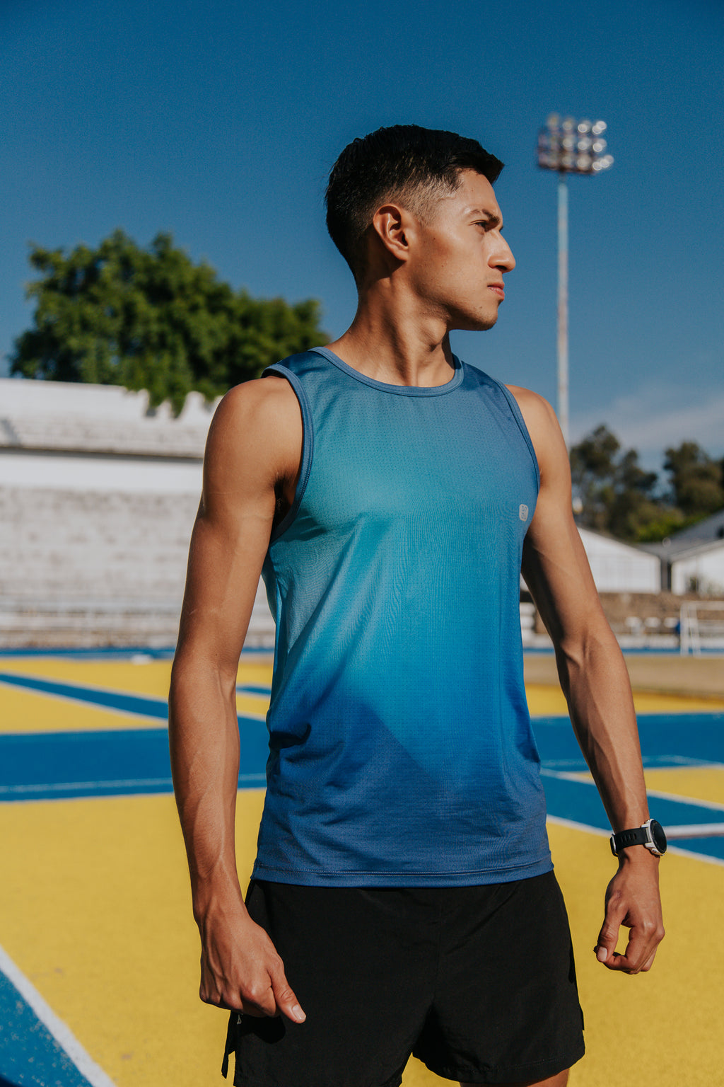 PLAYERA TANK SIN MANGAS AZUL CIELO DEGRADADO DE HOMBRE