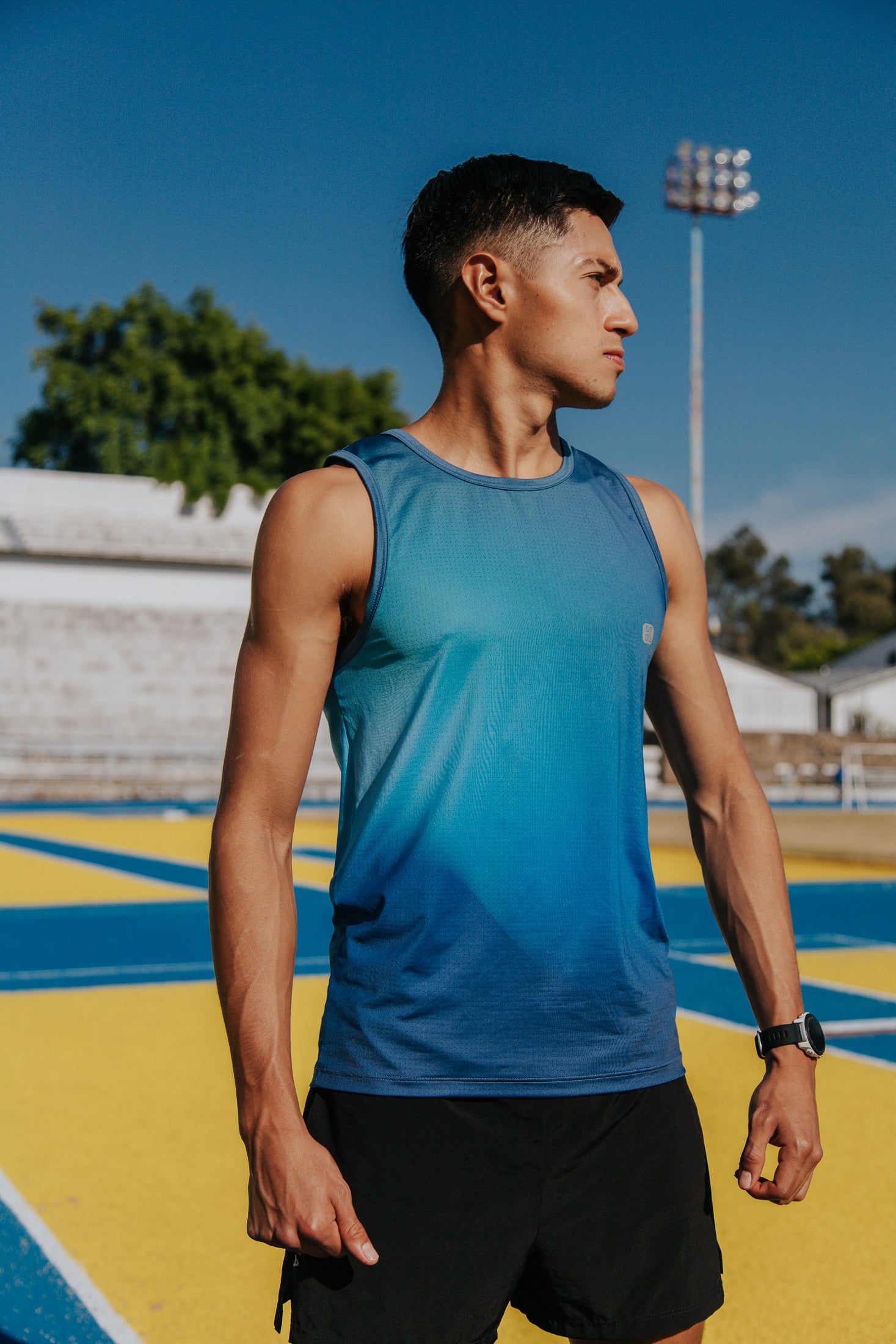 PLAYERA TANK SIN MANGAS AZUL CIELO DEGRADADO DE HOMBRE