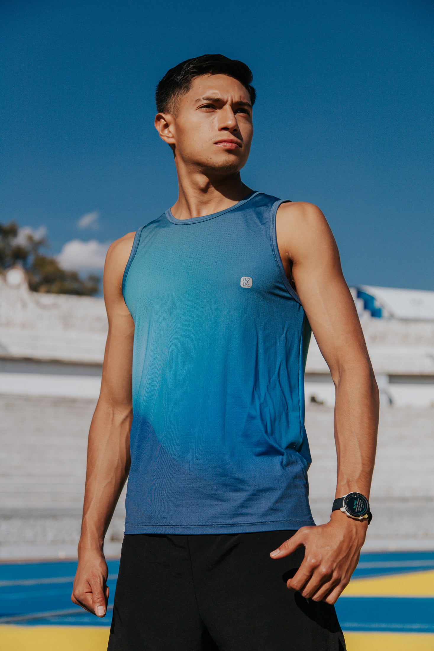 PLAYERA TANK SIN MANGAS AZUL CIELO DEGRADADO DE HOMBRE