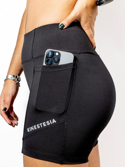 BIKER SHORT NEGRO CON BOLSA DE MUJER KINESTESIA BASICS