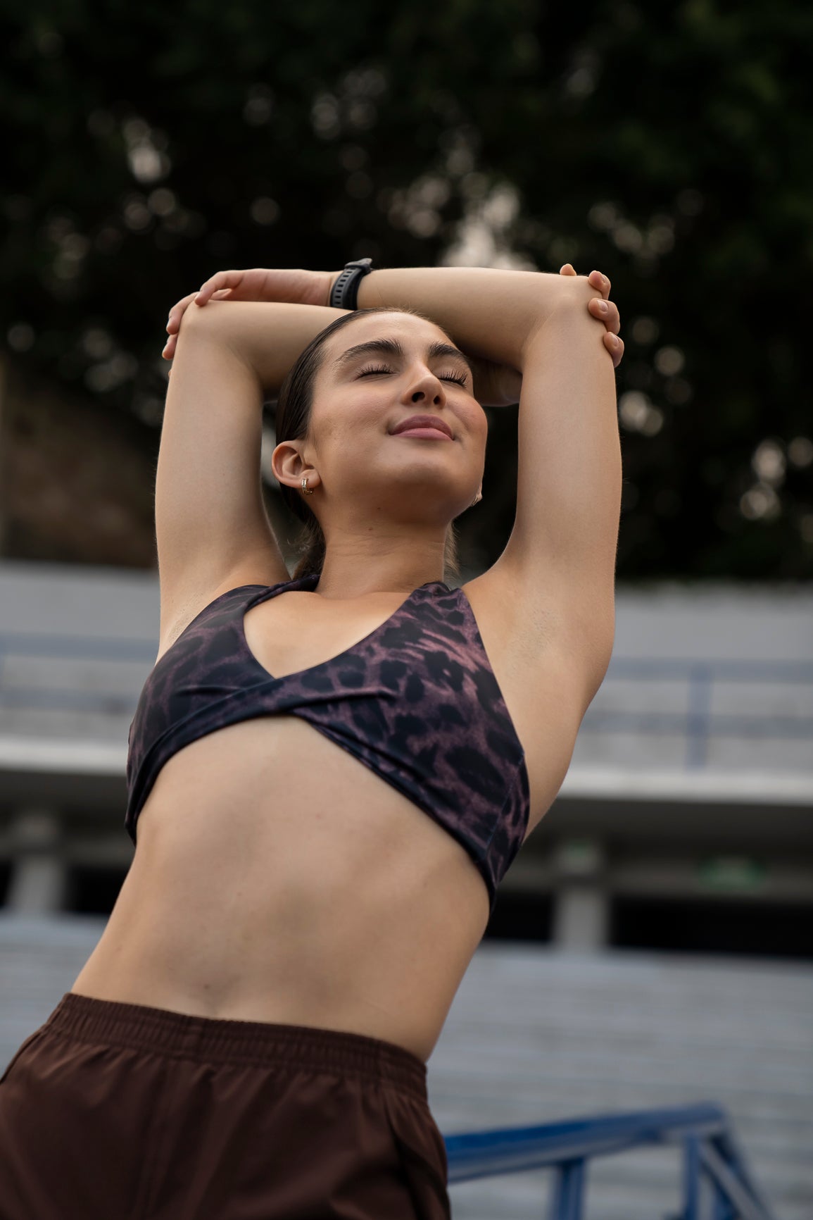 TOP CRUZADO DEPORTIVO MUJER CAFE MOTEADO