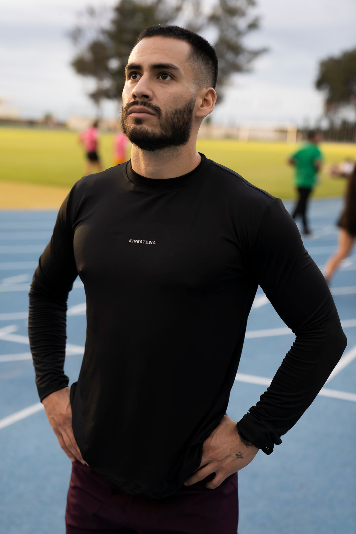 PLAYERA MANGA LARGA NEGRA PARA HOMBRE KINESTESIA