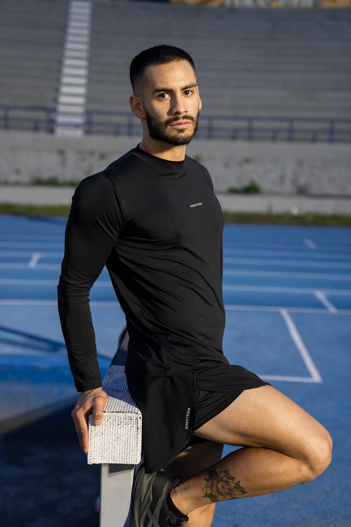 PLAYERA MANGA LARGA NEGRA PARA HOMBRE KINESTESIA