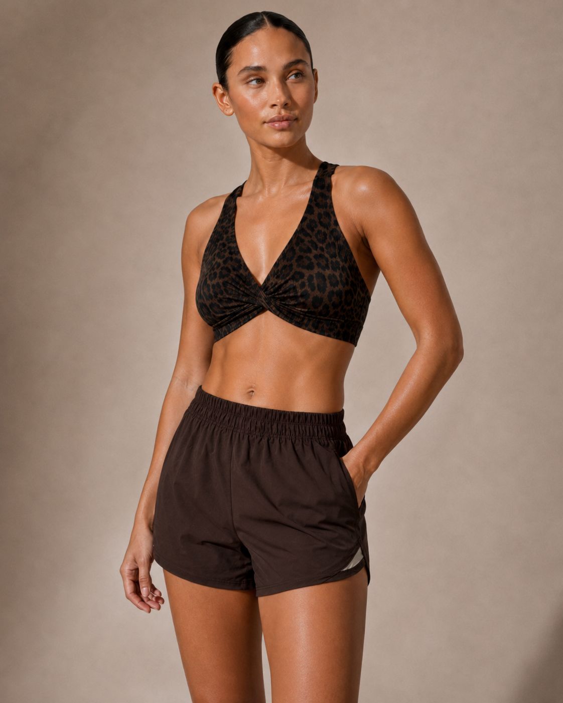 SET TOP CRUZADO Y SHORT DEPORTIVO MUJER CAFE MOTEADO